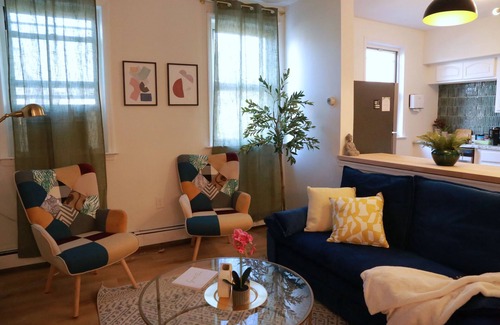 The Heights House | Stylish 2 BD Apt-18 mins from NYC-Steps away Bus stop, Restaurants, Groceries