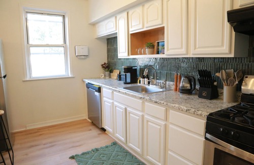 The Heights House | Stylish 2 BD Apt-18 mins from NYC-Steps away Bus stop, Restaurants, Groceries