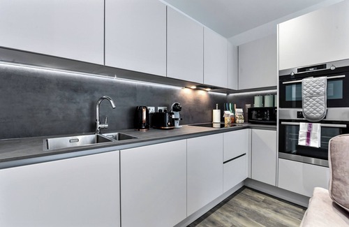 Springfield Apartment | Stylish 2-BD for Trendy Urban Travelers - Sleeps 4