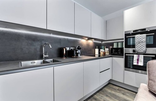 Springfield Apartment | Stylish 2-BD for Trendy Urban Travelers - Sleeps 5