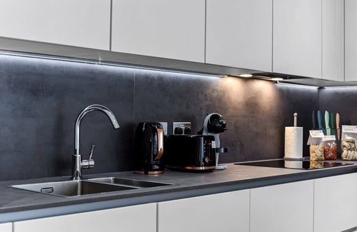 Springfield Apartment | Stylish 2-BD for Trendy Urban Travelers - Sleeps 5