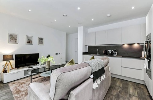 Springfield Apartment | Stylish 2-BD for Trendy Urban Travelers - Sleeps 5