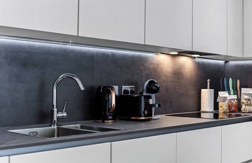 Springfield Apartment | Stylish 2-BD for Trendy Urban Travelers - Sleeps 5