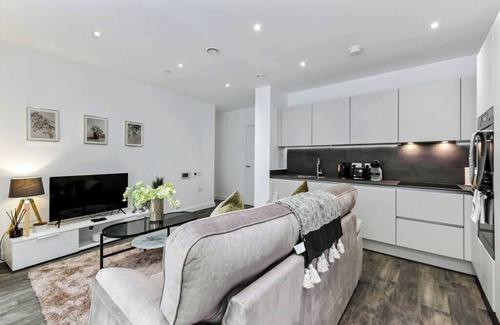 Springfield Apartment | Stylish 2-BD for Trendy Urban Travelers - Sleeps 5