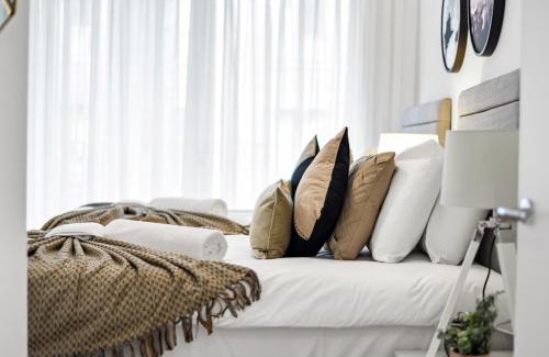 Springfield Apartment | Stylish 2-BD for Trendy Urban Travelers - Sleeps 5