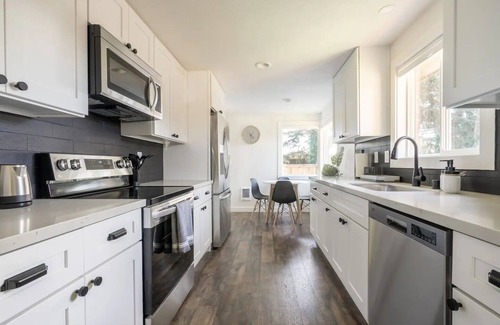Northgate House | Stylish 2-bd Home, Blocks to Shops & Light Rail