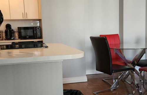 Connaught Apartment | Stylish 2-bed, 1-bath in downtown Calgary