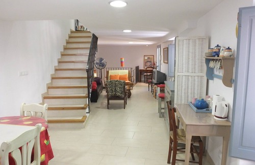 Ceret Apartment | Stylish 2 bed apartment in the heart of Céret Old Town