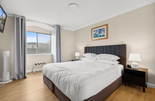 Camperdown Apartment | Stylish 2-Bed Camperdown Apartment with Balcony