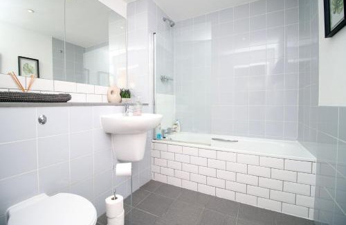Castle Quarter Apartment | Stylish 2 Bed Flat in HEART of Cardiff City Centre