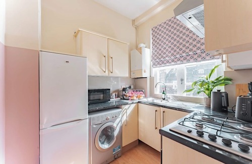 Wandsworth Apartment | Stylish 2-Bed Flat in SW18 | Cozy Fireplace | Near Transport & Cafés