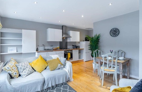 Askew Apartment | Stylish 2 bed flat with ensuites