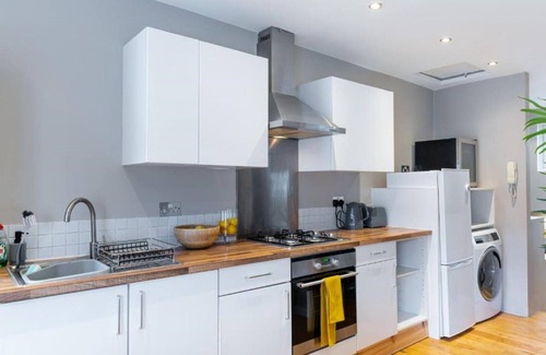 Askew Apartment | Stylish 2 bed flat with ensuites