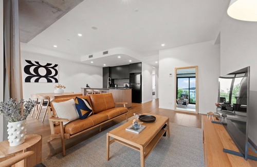 Braddon Apartment | Stylish 2-Bed in Braddon with Alfresco Dining
