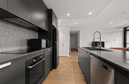 Braddon Apartment | Stylish 2-Bed in Braddon with Alfresco Dining
