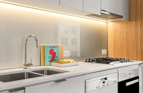 Sydney Central Business District Apartment | Stylish 2 Bed in Central CBD with Pool and Gym