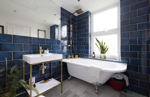 Fulham Apartment | Stylish 2-Bed Loft Apartment with Terrace 2 min walk to Fulham Tube Station