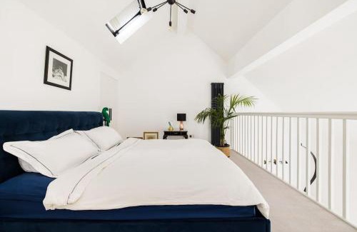 Fulham Apartment | Stylish 2-Bed Loft Apartment with Terrace 2 min walk to Fulham Tube Station