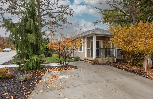 Glenmore House | Stylish 2-Bed Modern Home: Private Backyard, Deck & Patio, Short Ride to Lake
