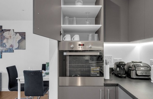 Dartford Apartment | Stylish 2-bedroom Apartment with City Views & Cosy vibe.