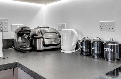 Dartford Apartment | Stylish 2-bedroom Apartment with City Views & Cosy vibe.