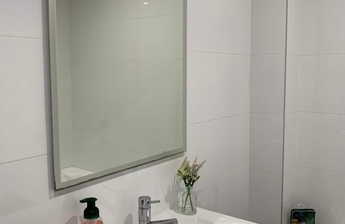Rockdale Apartment | Stylish 2 Bedroom apartment located near public transport and beach