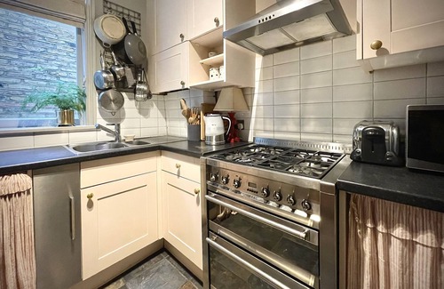 St. Helen's Apartment | Stylish 2 bedroom garden flat - 10 mins to Portobello