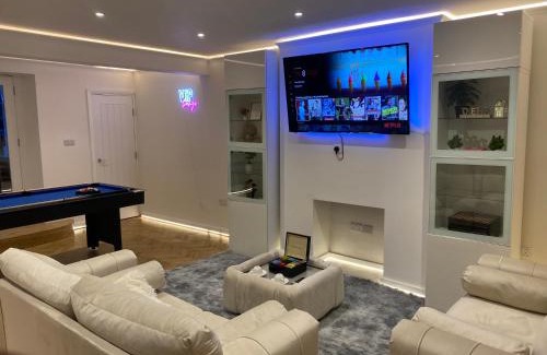 Redcliffe Apartment | Stylish 2-Bedroom Getaway in the Heart of Chelsea