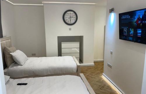Redcliffe Apartment | Stylish 2-Bedroom Getaway in the Heart of Chelsea
