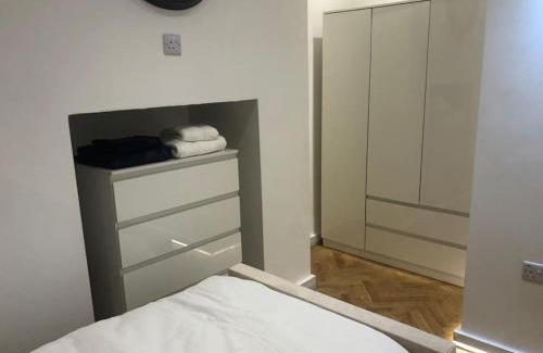 Redcliffe Apartment | Stylish 2-Bedroom Getaway in the Heart of Chelsea