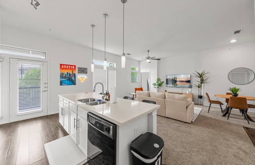 Montopolis Apartment | Stylish 2-bedroom with Balcony, Gym & Pool - Near Downtown & Airport