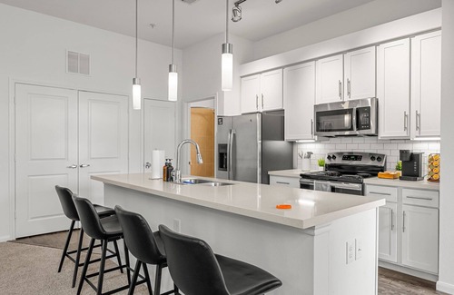 Montopolis Apartment | Stylish 2-bedroom with Balcony, Gym & Pool - Near Downtown & Airport
