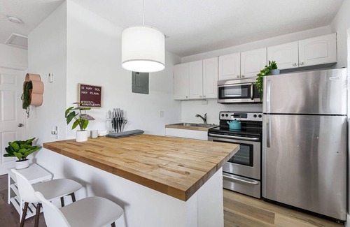 Sailboat Bend Apartment | Stylish 2 BR Condo - Free Parking on Premises