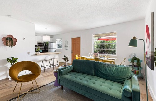 Sailboat Bend Apartment | Stylish 2 BR Condo - Free Parking on Premises
