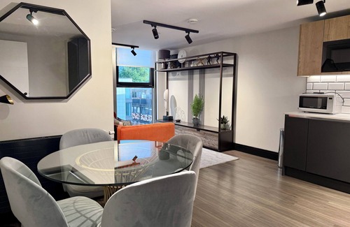 Riverside Condo | Stylish 2b2b at Tower Bridge w/Balcony View