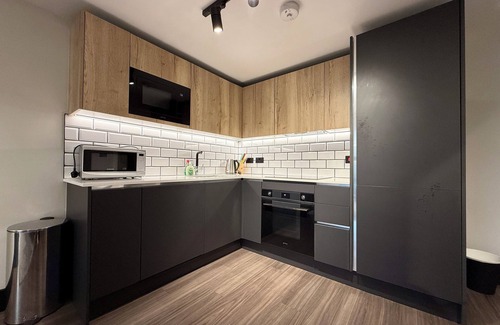 Riverside Condo | Stylish 2b2b at Tower Bridge w/Balcony View