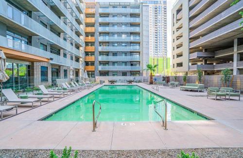 Evans Churchill Apartment | Stylish 2BD - CDT - Gym, Pool, Parking - Sleep 8