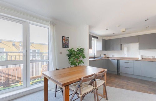 St. Dunstan's Apartment | Stylish 2BD Flat in Historic Neighbourhood, London