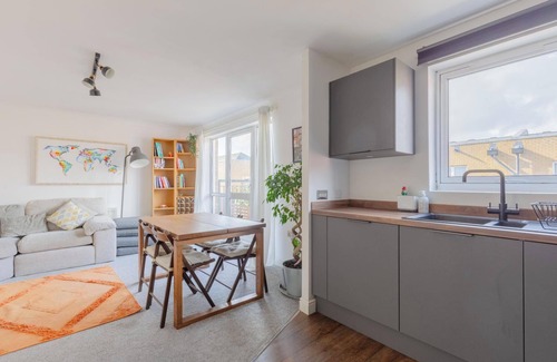 St. Dunstan's Apartment | Stylish 2BD Flat in Historic Neighbourhood, London