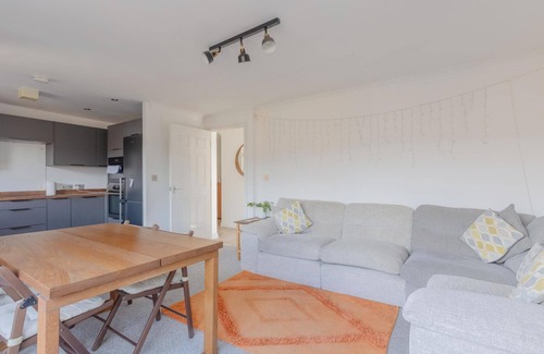 St. Dunstan's Apartment | Stylish 2BD Flat in Historic Neighbourhood, London