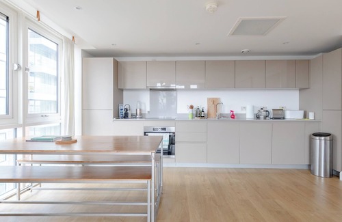 Bromley South Apartment | Stylish 2BD Flat w/Incredible View of London - Bow