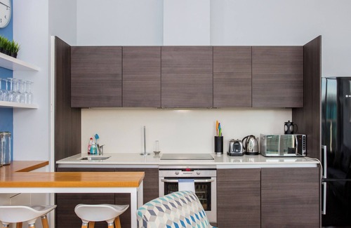 Walworth Condo | Stylish 2BD Flat with Balcony and City Views