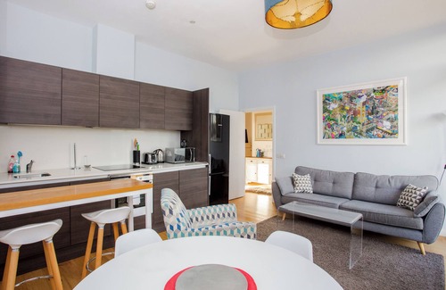 Walworth Condo | Stylish 2BD Flat with Balcony and City Views