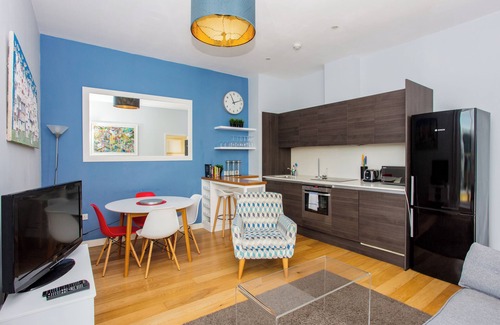 Walworth Condo | Stylish 2BD Flat with Balcony and City Views