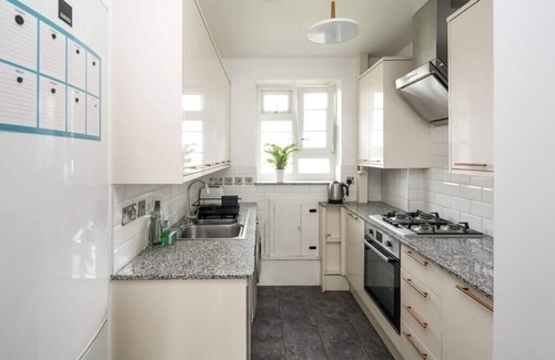 St. Dunstan's Apartment | Stylish 2BD Flat with Balcony Near Stepney Green