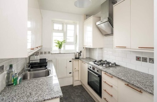 St. Dunstan's Apartment | Stylish 2BD Flat with Balcony Near Stepney Green