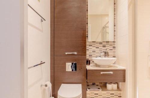 Victoria Apartment | Stylish 2BD Hidden Gem by Victoria Park