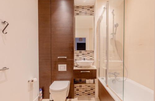Victoria Apartment | Stylish 2BD Hidden Gem by Victoria Park