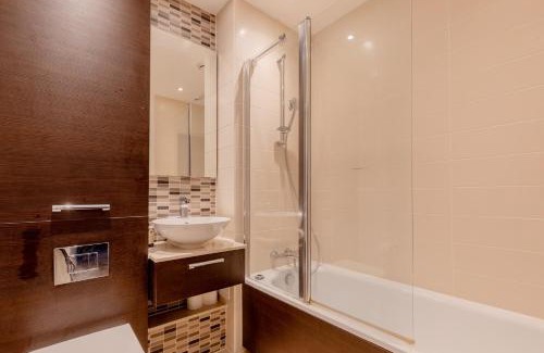 Victoria Apartment | Stylish 2BD Hidden Gem by Victoria Park