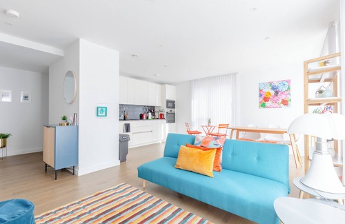 Elephant and Castle Apartment | Stylish 2BD Oasis with Balcony, South East London